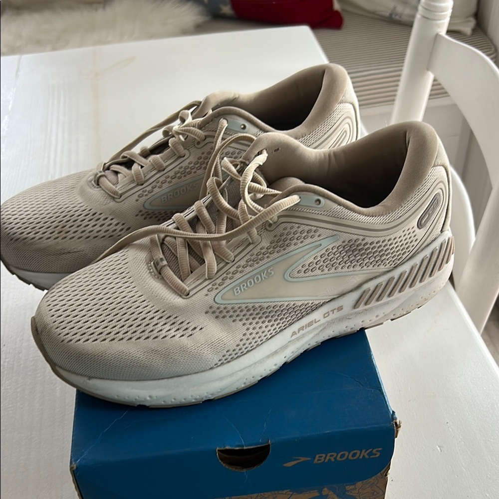 Brooks Ariel GTS 23 size 9 wide